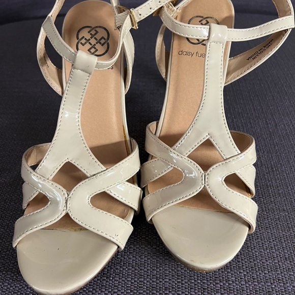 Daisy Fuentes patent leather nude heels size 7 - Picture 6 of 8